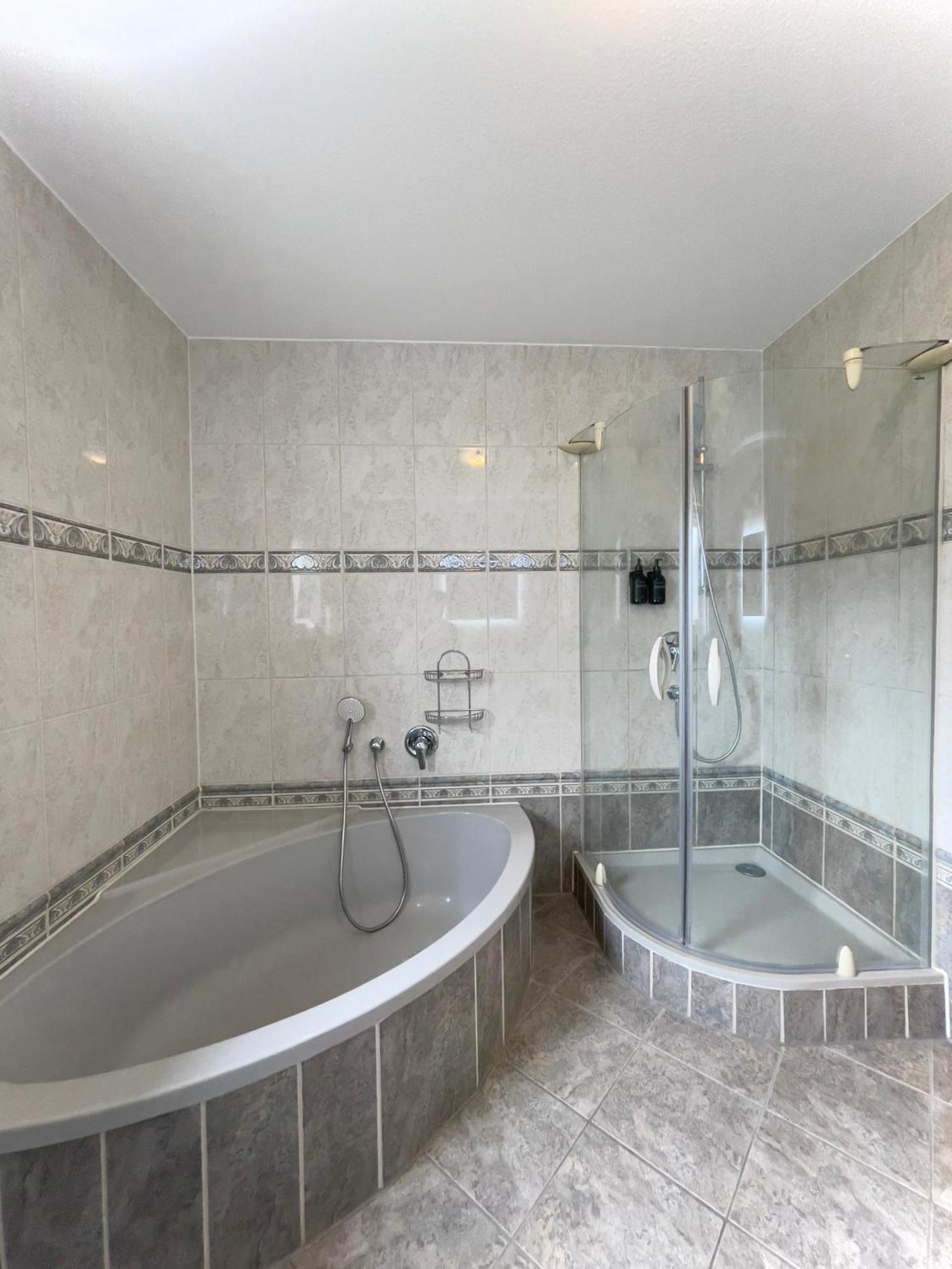 110Qm - 4 Zimmer - Privat Parkplatz - Zentral - Balkon - Mallibase Apartments Kassel Dış mekan fotoğraf